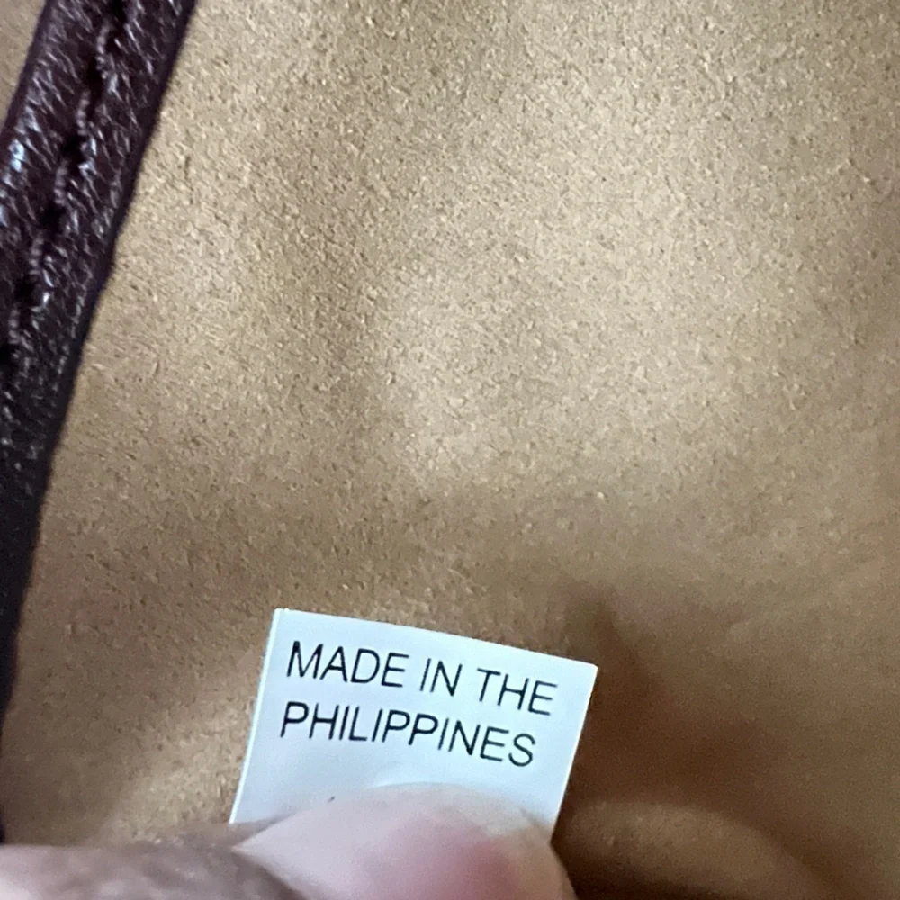 TORY BURCH • TEXTURED MCGRAW LEATHER CAMERA BAG- color WINE - Picture 10 of 16